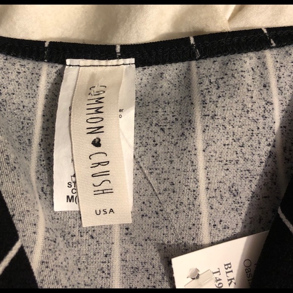 🆕 Black and White Front Tie Crop Top - Picture 3 of 3